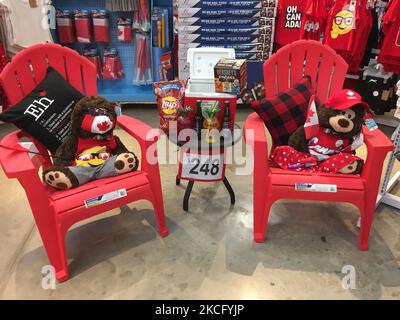 Ours en peluche portant un masque facial avec une image du drapeau canadien à un étalage de magasins Walmart pour les prochaines fêtes de la fête du Canada pendant la pandémie du nouveau coronavirus (COVID-19) à Toronto, Ontario, Canada, on 10 juin 2021. (Photo de Creative Touch Imaging Ltd./NurPhoto) Banque D'Images