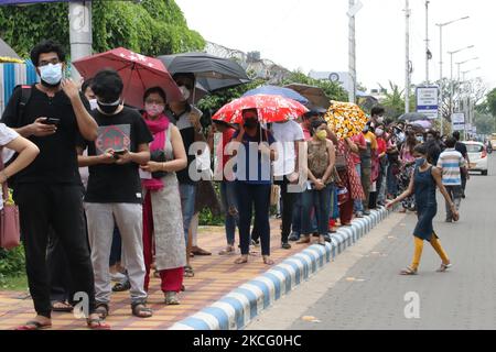 Bénéficiaire âgé de plus de 18 ans attendant long Line pour recevoir le vaccin Covid-19 dans un centre de vaccination situé à 12 juin 2021 à Kolkata, Inde. (Photo de Debajyoti Chakraborty/NurPhoto) Banque D'Images