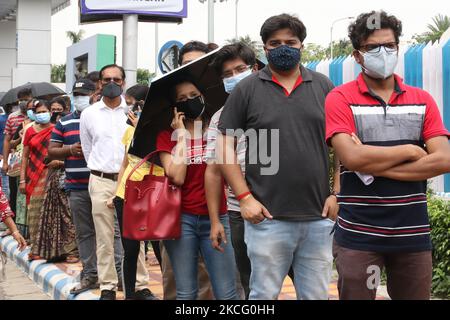 Bénéficiaire âgé de plus de 18 ans attendant long Line pour recevoir le vaccin Covid-19 dans un centre de vaccination situé à 12 juin 2021 à Kolkata, Inde. (Photo de Debajyoti Chakraborty/NurPhoto) Banque D'Images