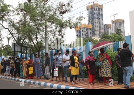 Bénéficiaire âgé de plus de 18 ans attendant long Line pour recevoir le vaccin Covid-19 dans un centre de vaccination situé à 12 juin 2021 à Kolkata, Inde. (Photo de Debajyoti Chakraborty/NurPhoto) Banque D'Images