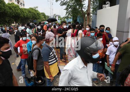 Bénéficiaire âgé de plus de 18 ans attendant long Line pour recevoir le vaccin Covid-19 dans un centre de vaccination situé à 12 juin 2021 à Kolkata, Inde. (Photo de Debajyoti Chakraborty/NurPhoto) Banque D'Images