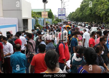 Bénéficiaire âgé de plus de 18 ans attendant long Line pour recevoir le vaccin Covid-19 dans un centre de vaccination situé à 12 juin 2021 à Kolkata, Inde. (Photo de Debajyoti Chakraborty/NurPhoto) Banque D'Images