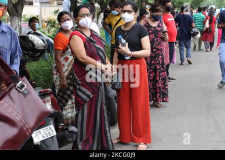 Bénéficiaire âgé de plus de 18 ans attendant long Line pour recevoir le vaccin Covid-19 dans un centre de vaccination situé à 12 juin 2021 à Kolkata, Inde. (Photo de Debajyoti Chakraborty/NurPhoto) Banque D'Images