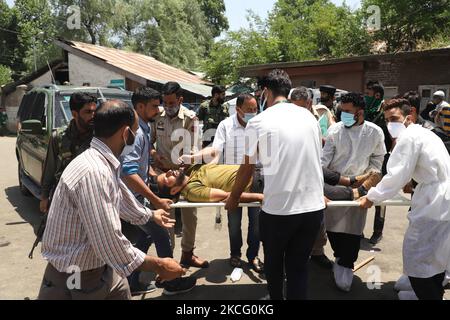 Blessés, emmenés à SDH Sopore après que des militants aient attaqué la police à Sopore, Jammu-et-Cachemire, le 12 juin 2021. Beaucoup ont été tués et beaucoup d'autres blessés alors que des militants présumés attaquent des forces communes à Arampora Sopore. (Photo de Nasir Kachroo/NurPhoto) Banque D'Images