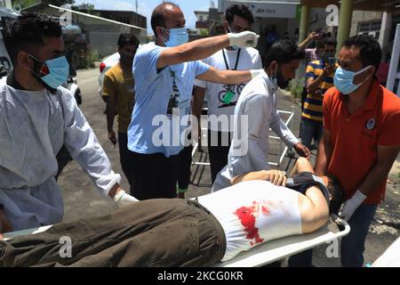 Un trou de balle dans l'abdomen d'un blessé transporté à SDH Sopore après que des militants aient attaqué la police à Sopore, Jammu-et-Cachemire, le 12 juin 2021. Beaucoup ont été tués et beaucoup d'autres blessés alors que des militants présumés attaquent des forces communes à Arampora Sopore. (Photo de Nasir Kachroo/NurPhoto) Banque D'Images