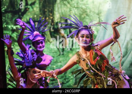 Des artistes balinais effectuent une danse théâtrale de Wreksa Katuba lors du festival des arts de Bali en 43rd dans le cadre de la pandémie COVID-19 dans le parc culturel de Bali, Denpasar, Bali, Indonésie sur 12 juin 2021. Le festival annuel a lieu afin de préserver et d'apprécier la diversité des cultures balinaises ainsi que de faire monter l'économie de l'industrie touristique pendant la pandémie. (Photo de Johannes Christo/NurPhoto) Banque D'Images