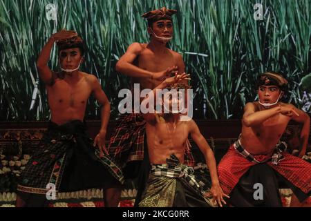 Des artistes balinais effectuent une danse théâtrale de Wreksa Katuba lors du festival des arts de Bali en 43rd dans le cadre de la pandémie COVID-19 dans le parc culturel de Bali, Denpasar, Bali, Indonésie sur 12 juin 2021. Le festival annuel a lieu afin de préserver et d'apprécier la diversité des cultures balinaises ainsi que de faire monter l'économie de l'industrie touristique pendant la pandémie. (Photo de Johannes Christo/NurPhoto) Banque D'Images