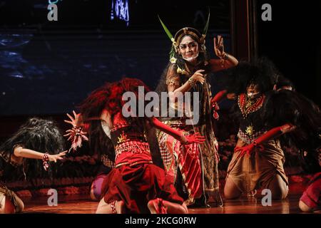 Des artistes balinais effectuent une danse théâtrale de Wreksa Katuba lors du festival des arts de Bali en 43rd dans le cadre de la pandémie COVID-19 dans le parc culturel de Bali, Denpasar, Bali, Indonésie sur 12 juin 2021. Le festival annuel a lieu afin de préserver et d'apprécier la diversité des cultures balinaises ainsi que de faire monter l'économie de l'industrie touristique pendant la pandémie. (Photo de Johannes Christo/NurPhoto) Banque D'Images