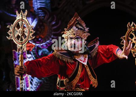 Des artistes balinais effectuent une danse théâtrale de Wreksa Katuba lors du festival des arts de Bali en 43rd dans le cadre de la pandémie COVID-19 dans le parc culturel de Bali, Denpasar, Bali, Indonésie sur 12 juin 2021. Le festival annuel a lieu afin de préserver et d'apprécier la diversité des cultures balinaises ainsi que de faire monter l'économie de l'industrie touristique pendant la pandémie. (Photo de Johannes Christo/NurPhoto) Banque D'Images