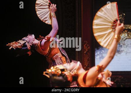 Des artistes balinais effectuent une danse théâtrale de Wreksa Katuba lors du festival des arts de Bali en 43rd dans le cadre de la pandémie COVID-19 dans le parc culturel de Bali, Denpasar, Bali, Indonésie sur 12 juin 2021. Le festival annuel a lieu afin de préserver et d'apprécier la diversité des cultures balinaises ainsi que de faire monter l'économie de l'industrie touristique pendant la pandémie. (Photo de Johannes Christo/NurPhoto) Banque D'Images