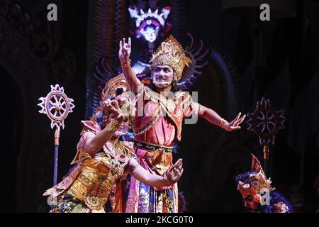 Des artistes balinais effectuent une danse théâtrale de Wreksa Katuba lors du festival des arts de Bali en 43rd dans le cadre de la pandémie COVID-19 dans le parc culturel de Bali, Denpasar, Bali, Indonésie sur 12 juin 2021. Le festival annuel a lieu afin de préserver et d'apprécier la diversité des cultures balinaises ainsi que de faire monter l'économie de l'industrie touristique pendant la pandémie. (Photo de Johannes Christo/NurPhoto) Banque D'Images