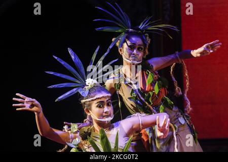 Des artistes balinais effectuent une danse théâtrale de Wreksa Katuba lors du festival des arts de Bali en 43rd dans le cadre de la pandémie COVID-19 dans le parc culturel de Bali, Denpasar, Bali, Indonésie sur 12 juin 2021. Le festival annuel a lieu afin de préserver et d'apprécier la diversité des cultures balinaises ainsi que de faire monter l'économie de l'industrie touristique pendant la pandémie. (Photo de Johannes Christo/NurPhoto) Banque D'Images