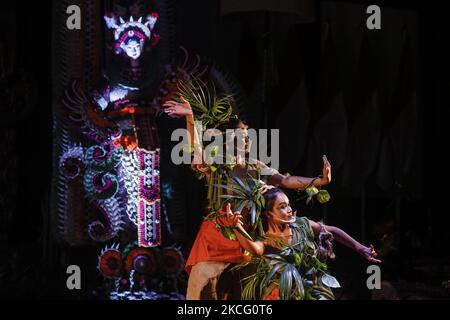 Des artistes balinais effectuent une danse théâtrale de Wreksa Katuba lors du festival des arts de Bali en 43rd dans le cadre de la pandémie COVID-19 dans le parc culturel de Bali, Denpasar, Bali, Indonésie sur 12 juin 2021. Le festival annuel a lieu afin de préserver et d'apprécier la diversité des cultures balinaises ainsi que de faire monter l'économie de l'industrie touristique pendant la pandémie. (Photo de Johannes Christo/NurPhoto) Banque D'Images