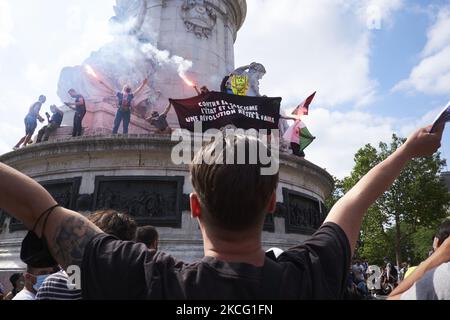 Les activistes éclairent la place de la République lors de l'extrême droite « la voûte des libertés », sur 12 juin 2021 à Paris, en France. Le rassemblement a été appelé par les syndicats et les organisations de défense des droits civils français contre la montée du populisme et des idées d'extrême droite. (Photo par Adnan Farzat/NurPhoto) Banque D'Images