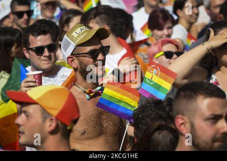 Les personnes dansant lors du défilé annuel de la Sofia Pride à Sofia, Bulgarie, 12 juin 2021 (photo de Georgi Paleykov/NurPhoto) Banque D'Images