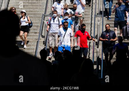 Les supporters d'Angleterre arrivent au stade Wembley avant le match de football du groupe D de l'UEFA Euro 2020 entre l'Angleterre et la Croatie à Londres, en Grande-Bretagne, le 13 juin 2021. Les matchs de groupe Euro 2020 en Angleterre au stade Wembley seront le premier événement sportif au cours duquel des passeports de vaccins seront utilisés au Royaume-Uni. Selon l'UEFA, les détenteurs de billets basés au Royaume-Uni âgés de 11 ans ou plus doivent présenter une preuve de vaccination complète, les deux doses étant reçues au moins 14 jours avant le match. Les personnes qui ne sont pas entièrement vaccinées doivent présenter la preuve d'un test de débit latéral négatif effectué au cours des 48 heures précédentes (photo de Maciek Musialek/NurPhoto) Banque D'Images