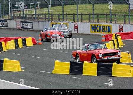 Un Triumph TR6 devant les chicanes devant deux Auction Healey pendant le car Racing of 'God Save the car Festival' avec d'anciennes voitures anglaises sur le circuit de course de Montlhery-Linas. Sur 12 juin 2021, à Linas, France. (Photo de Daniel Pier/NurPhoto) Banque D'Images