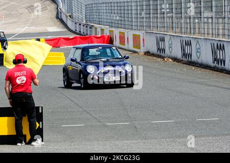 Une Mini Cooper à la fin de la course automobile de « God Save the car Festival » avec d'anciennes voitures anglaises sur le circuit de course de Montlhery-Linas. Sur 12 juin 2021, à Linas, France. (Photo de Daniel Pier/NurPhoto) Banque D'Images