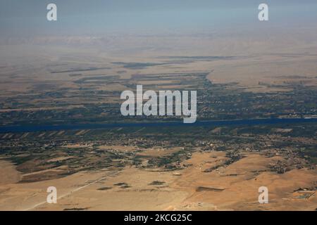 Une vue aérienne de la vallée du Nil représentée par la fenêtre d'un avion sur un vol entre le Caire et Louxor, Égypte 10 avril 2021 (photo de Fadel Damod/NurePhoto) Banque D'Images