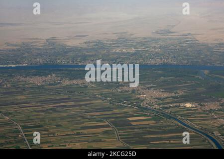 Une vue aérienne de la vallée du Nil représentée par la fenêtre d'un avion sur un vol entre le Caire et Louxor, Égypte 10 avril 2021 (photo de Fadel Damod/NurePhoto) Banque D'Images