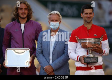 Novak Djokovic de Serbie embrasse l'ancien joueur de tennis Bjorn Borg AS reçoit le trophée après avoir remporté son match de finale hommes contre Stefanos Tsitsipas de Grèce qui semble abattu en arrière-plan pendant le jour quinze de l'Open de France 2021 à Roland Garros sur 13 juin 2021 à Paris, France. (Photo de Mehdi Taamallah/NurPhoto) Banque D'Images