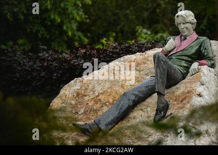 Oscar Wilde sculpture située au coin de Merrion Square Park juste en face de sa maison familiale à Merrion Square à Dublin. Le dimanche 13 juin 2021, à Dublin, Irlande. (Photo par Artur Widak/NurPhoto) Banque D'Images