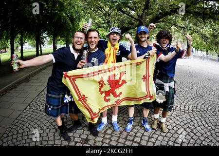 Les fans écossais sont vus dans le centre-ville avant le match Euro 2020 entre l'Ecosse et la République Tchèque sur 14 juin 2021 à Glasgow, en Écosse. (Photo par Ewan Bootman/NurPhoto) Banque D'Images