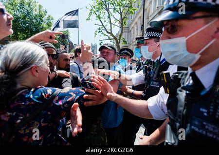 Des manifestants anti-verrouillage et anti-vaccin prennent part à une manifestation à Downing Street, dans le cadre de la pandémie de coronavirus (COVID-19) à Londres, en Grande-Bretagne, le 14 juin 2021. Le Premier ministre Boris Johnson doit confirmer le retard de l'assouplissement du confinement en Angleterre de quatre semaines (photo de Maciek Musialek/NurPhoto) Banque D'Images