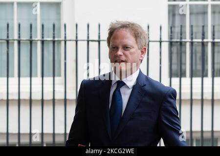 LONDRES, ROYAUME-UNI - 14 JUIN 2021 : le secrétaire d'État aux Transports Grant Shapps quitte Downing Street sur 14 juin 2021, à Londres, en Angleterre. Le Premier ministre britannique Boris Johnson prévoit d’annoncer aujourd’hui un retard de quatre semaines à la levée des restrictions de Covid-19 en Angleterre afin de s’attaquer à la montée des infections causées par la variante Delta du coronavirus, Qui représente maintenant plus de 90% des nouveaux cas au Royaume-Uni. (Photo de Wiktor Szymanowicz/NurPhoto) Banque D'Images