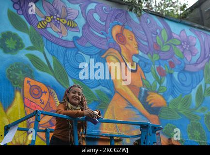 Kathrina Rupit, connue sous le nom de KINMX, une artiste mexicaine vivant à Dublin, travaillant sur une nouvelle murale, une fresque sur le thème de la fierté commandée par l'organisation de développement de la jeunesse Foroige, dans le centre-ville de Dublin. Le lundi 14 juin 2021, à Dublin, Irlande. (Photo par Artur Widak/NurPhoto) Banque D'Images