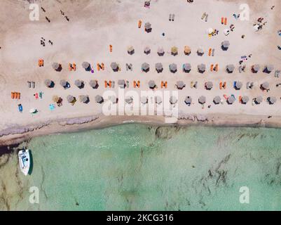 Vue aérienne depuis un drone de la plage de Balos, l'incroyable lagon avec les eaux turquoise exotiques et tropicales de la mer Méditerranée est situé dans la région de Chania, sur l'île de Crète. Balos est l'une des plages les plus visitées de Crète et est populaire auprès des visiteurs du monde entier. L'eau cristalline, le lagon, les montagnes rocheuses escarpées, un bar de plage fournissant des parasols et l'ombre avec des boissons et une île pirate sont situés dans la même région qui est accessible par une randonnée de 20 minutes ou bateau. La Grèce tente de stimuler son tourisme et de donner des privilèges pour se faire vacciner contre la pandémie du coronavirus Covid-19 internati Banque D'Images