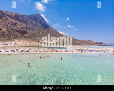 Vue aérienne depuis un drone de la plage de Balos, l'incroyable lagon avec les eaux turquoise exotiques et tropicales de la mer Méditerranée est situé dans la région de Chania, sur l'île de Crète. Balos est l'une des plages les plus visitées de Crète et est populaire auprès des visiteurs du monde entier. L'eau cristalline, le lagon, les montagnes rocheuses escarpées, un bar de plage fournissant des parasols et l'ombre avec des boissons et une île pirate sont situés dans la même région qui est accessible par une randonnée de 20 minutes ou bateau. La Grèce tente de stimuler son tourisme et de donner des privilèges pour se faire vacciner contre la pandémie du coronavirus Covid-19 internati Banque D'Images