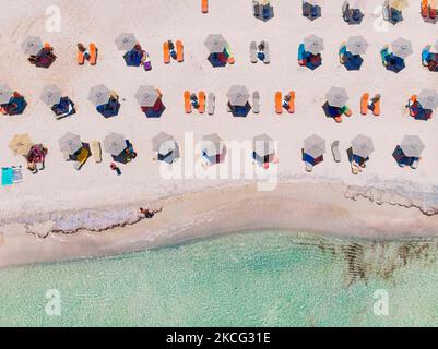 Vue aérienne depuis un drone de la plage de Balos, l'incroyable lagon avec les eaux turquoise exotiques et tropicales de la mer Méditerranée est situé dans la région de Chania, sur l'île de Crète. Balos est l'une des plages les plus visitées de Crète et est populaire auprès des visiteurs du monde entier. L'eau cristalline, le lagon, les montagnes rocheuses escarpées, un bar de plage fournissant des parasols et l'ombre avec des boissons et une île pirate sont situés dans la même région qui est accessible par une randonnée de 20 minutes ou bateau. La Grèce tente de stimuler son tourisme et de donner des privilèges pour se faire vacciner contre la pandémie du coronavirus Covid-19 internati Banque D'Images