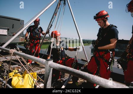 Des membres des pompiers de Cologne sont vus lors de la revue d'urgence de plus de 300m grands Kranhaus à Cologne, en Allemagne, sur 14 juin 2021. (Photo de Ying Tang/NurPhoto) Banque D'Images