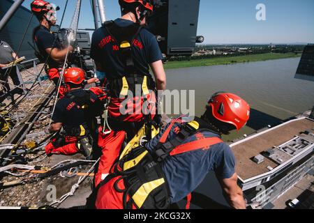 Des membres des pompiers de Cologne sont vus sur le Kranhaus lors de la revue d'urgence de plus de 300m grands Kranhaus à Cologne, Allemagne sur 14 juin 2021. (Photo de Ying Tang/NurPhoto) Banque D'Images