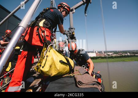 Des membres des pompiers de Cologne sont vus sur le Kranhaus lors de la revue d'urgence de plus de 300m grands Kranhaus à Cologne, Allemagne sur 14 juin 2021. (Photo de Ying Tang/NurPhoto) Banque D'Images