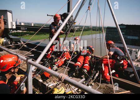 Des membres des pompiers de Cologne sont vus sur le Kranhaus lors de la revue d'urgence de plus de 300m grands Kranhaus à Cologne, Allemagne sur 14 juin 2021. (Photo de Ying Tang/NurPhoto) Banque D'Images