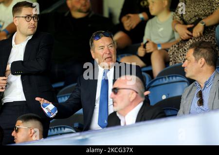 LE présentateur DE SKY TV Jeff Selling (r) en photo avec son fils Robbie lors du match de la Vanarama National League entre Stockport County et Hartlepool United au stade Edgeley Park, Stockport, le dimanche 13th juin 2021. (Photo de Mark Fletcher/MI News/NurPhoto) Banque D'Images