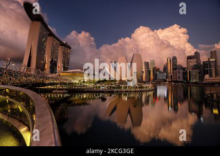 Vue générale sur les sables de la baie de Marina, le musée des arts et le quartier des affaires central de 15 juin 2021 à Singapour. À 14 juin, Singapour a commencé à assouplir la restriction par étapes, les cas de COVID-19 de la communauté locale étant toujours sous contrôle. La limite de taille des groupes de collecte sociale a été portée de 2 à 5 personnes, alors que la restauration dans un établissement alimentaire est toujours interdite jusqu'à 21 juin. Le travail à domicile reste l'arrangement par défaut. (Photo de Suhaimi Abdullah/NurPhoto) Banque D'Images