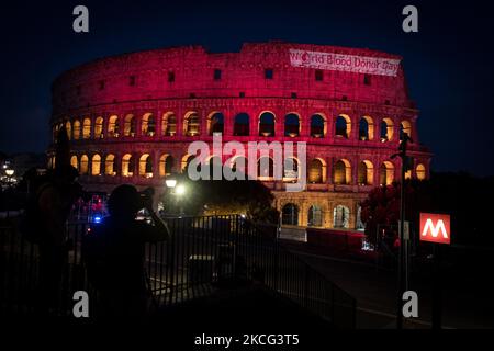 Vue sur le Colisée pendant la Journée mondiale du don de sang à Rome, en Italie, sur 14 juin 2021. (Photo par Andrea Ronchini/NurPhoto) Banque D'Images