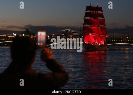 Voilier 'Russie' dans les eaux de la rivière Neva pendant la répétition des diplômés 'vacances, 'Scarlet voiles', à Saint-Pétersbourg, Russie, sur 15 juin, 2021. Les vacances 'Scarlet Sails' se tiendra à Saint-Pétersbourg sur 25 juin. (Photo de Valya Egorshin/NurPhoto) Banque D'Images