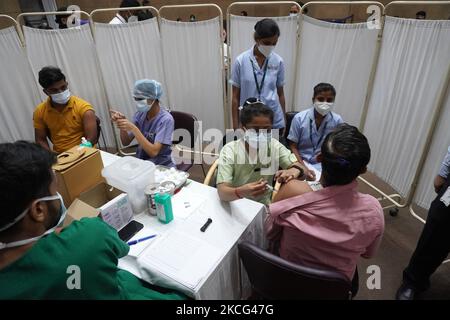 Un agent de santé administre une dose de Spoutnik V, un vaccin contre le coronavirus (COVID-19) fabriqué par la Russie, en inoculant des employés des laboratoires du Dr Reddy à l'hôpital Indraprastha Apollo de New Delhi, en Inde, sur 15 juin 2021. Le Centre a fixé le prix du vaccin à ?1 145 par dose. (Photo de Mayank Makhija/NurPhoto) Banque D'Images