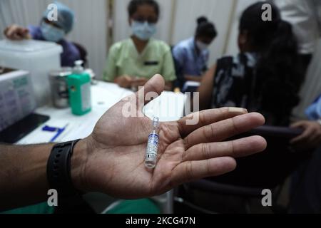 Un agent de santé présente un flacon de Spoutnik V, un vaccin contre le coronavirus (COVID-19) fabriqué par la Russie, avant d’inoculer des employés des laboratoires du Dr Reddy à l’hôpital Indraprastha Apollo de New Delhi, en Inde, sur 15 juin 2021. Le Centre a fixé le prix du vaccin à ?1 145 par dose. (Photo de Mayank Makhija/NurPhoto) Banque D'Images