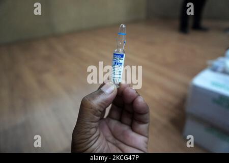 Un agent de santé présente un flacon de Spoutnik V, un vaccin contre le coronavirus (COVID-19) fabriqué par la Russie, avant d’inoculer des employés des laboratoires du Dr Reddy à l’hôpital Indraprastha Apollo de New Delhi, en Inde, sur 15 juin 2021. Le Centre a fixé le prix du vaccin à ?1 145 par dose. (Photo de Mayank Makhija/NurPhoto) Banque D'Images