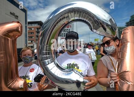 Des manifestants de Co. Donegal, dont les maisons ont été construites avec des blocs contenant la substance mica, et leurs partisans ont été vus lors d'une manifestation dans le centre-ville de Dublin. Le mardi 15 juin 2021, à Dublin, Irlande. (Photo par Artur Widak/NurPhoto) Banque D'Images