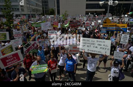 Des milliers de manifestants de Co. Donegal, dont les maisons ont été construites avec des blocs contenant la substance mica, et leurs partisans vus pendant une manifestation dans le centre-ville de Dublin. Le mardi 15 juin 2021, à Dublin, Irlande. (Photo par Artur Widak/NurPhoto) Banque D'Images