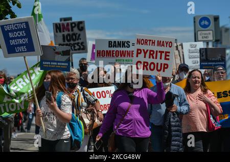 Des milliers de manifestants de Co. Donegal, dont les maisons ont été construites avec des blocs contenant la substance mica, et leurs partisans vus pendant une manifestation dans le centre-ville de Dublin. Le mardi 15 juin 2021, à Dublin, Irlande. (Photo par Artur Widak/NurPhoto) Banque D'Images