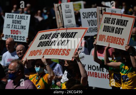 Des milliers de manifestants de Co. Donegal, dont les maisons ont été construites avec des blocs contenant la substance mica, et leurs partisans vus pendant une manifestation dans le centre-ville de Dublin. Le mardi 15 juin 2021, à Dublin, Irlande. (Photo par Artur Widak/NurPhoto) Banque D'Images