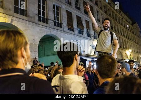 Sur 15 juin 2021, l'équipe française de football a affronté l'Allemagne lors de leur premier match de l'Euro 2020. De nombreux Parisiens se sont réunis dans les bars de Paris pour suivre ce match, malgré le contexte sanitaire post-covid et le protocole sanitaire mis en place et le couvre-feu établi à 11pm, les fans ont célébré la victoire pendant une partie de la soirée avant que la police ne disperse tout le monde de manière calme. (Photo de Samuel Boivin/NurPhoto) Banque D'Images