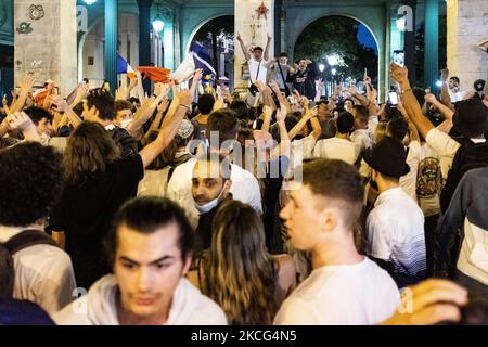 Sur 15 juin 2021, l'équipe française de football a affronté l'Allemagne lors de leur premier match de l'Euro 2020. De nombreux Parisiens se sont réunis dans les bars de Paris pour suivre ce match, malgré le contexte sanitaire post-covid et le protocole sanitaire mis en place et le couvre-feu établi à 11pm, les fans ont célébré la victoire pendant une partie de la soirée avant que la police ne disperse tout le monde de manière calme. (Photo de Samuel Boivin/NurPhoto) Banque D'Images